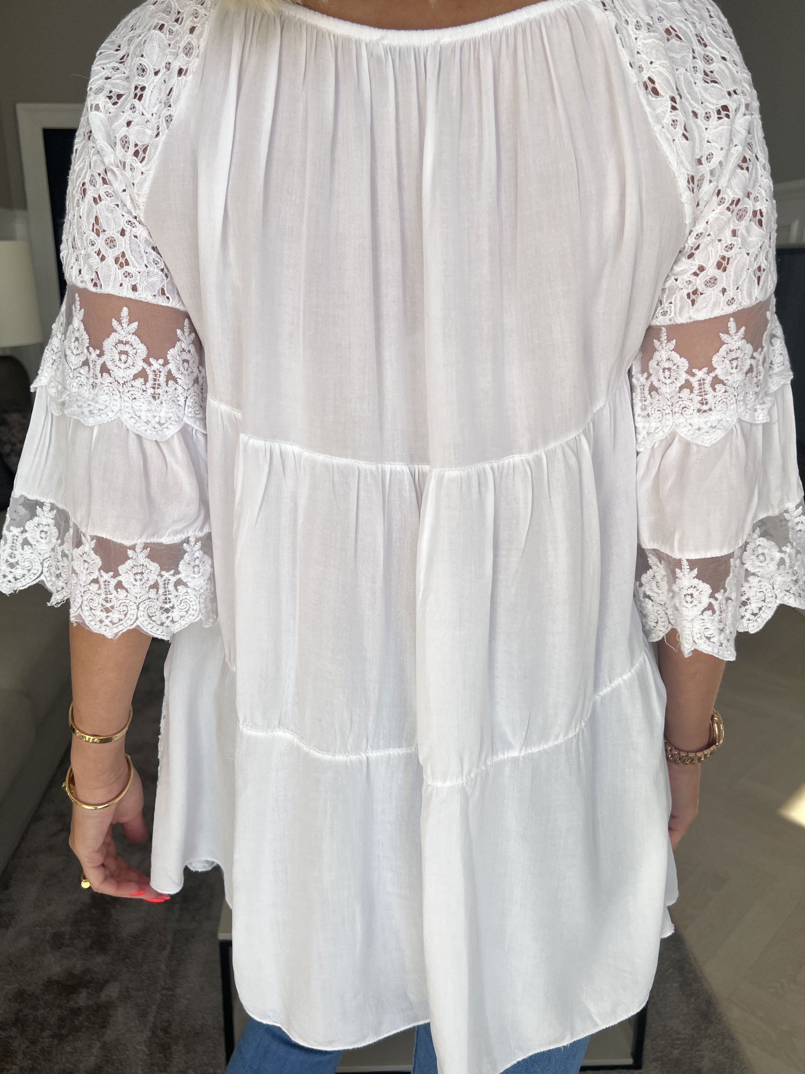 Ofelia - Söt spetstunika med resår i urringningen